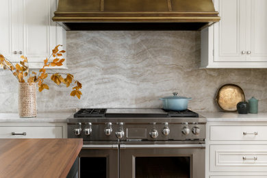 Kitchen - traditional kitchen idea in Milwaukee