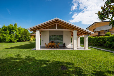 Esempio della villa bianca moderna a due piani di medie dimensioni con rivestimento in stucco, tetto a capanna e copertura in tegole
