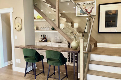 Example of a home bar design in Toronto