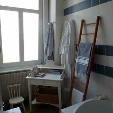 Salle de bain blanc bleu à Lille