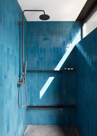 モダン 浴室 by Klopf Architecture