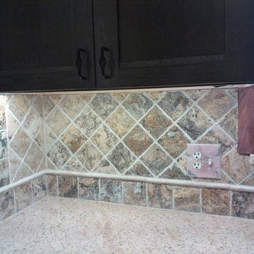 Undercabinet LED, Travertine backsplash