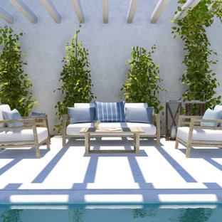 Exempel på en liten modern rektangulär ovanmarkspool på baksidan av huset, med stämplad betong