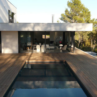 Mittelgroßer Moderner Pool hinter dem Haus in rechteckiger Form mit Dielen in Montpellier