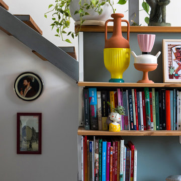 Offenes Bücherregal mit Keramik und Kunst