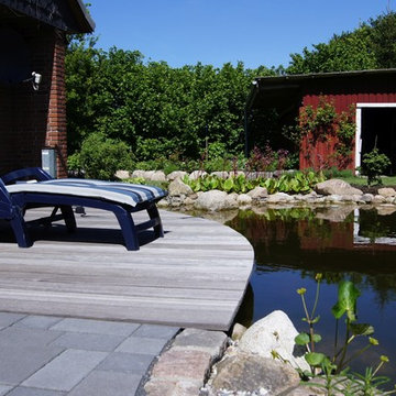 Herrlich... liegen am Schwimmteich !