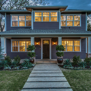 ダラスのトランジショナルスタイルのおしゃれな家の外観 (混合材サイディング、紫の外壁、戸建、寄棟屋根、板屋根) の写真