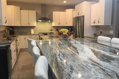 Transitional kitchen photo in Detroit