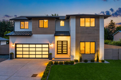 シアトルにある高級なコンテンポラリースタイルのおしゃれな家の外観 (コンクリート繊維板サイディング、黄色い外壁、混合材屋根、下見板張り) の写真