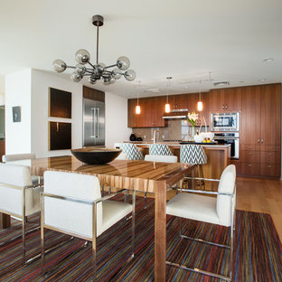 Mittelgroße Moderne Wohnküche mit Sperrholzboden und weißer Wandfarbe in Salt Lake City