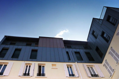 Exemple d'une façade de maison tendance.