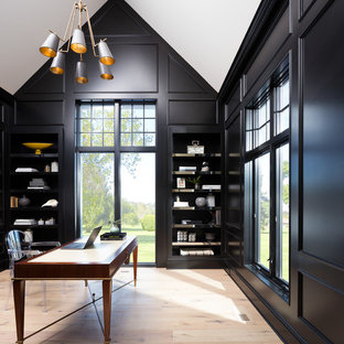 他の地域の中サイズのモダンスタイルのおしゃれなホームオフィス・仕事部屋 (ライブラリー、黒い壁、淡色無垢フローリング、暖炉なし、自立型机、ベージュの床) の写真