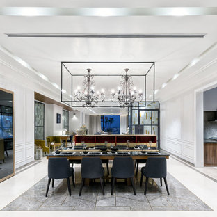 バンガロールの中サイズのコンテンポラリースタイルのLDKの画像 (白い壁、大理石の床)