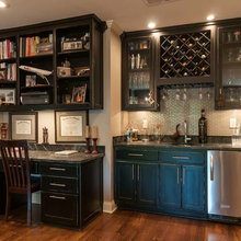Bar/built-in desk area
