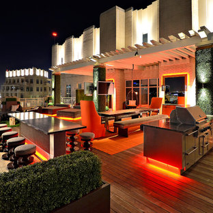 ダラスのコンテンポラリースタイルのおしゃれなデッキ (壁面緑化、パーゴラ) の写真