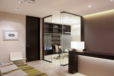Foto de despacho contemporáneo de tamaño medio con paredes beige, suelo de baldosas de porcelana, escritorio independiente y suelo beige