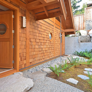 Idéer för eklektiska entréer, med mellanmörk trädörr