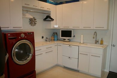 Example of a laundry room design in Miami