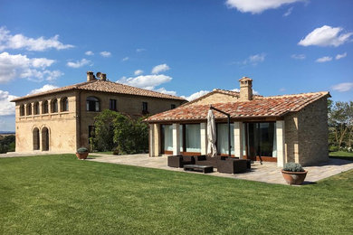 Ispirazione per una veranda country di medie dimensioni con pavimento in travertino e soffitto classico