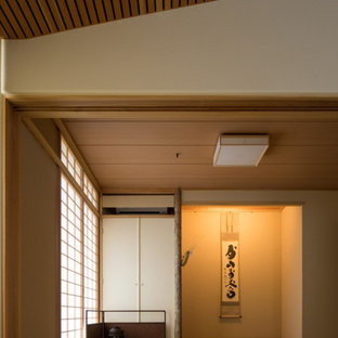Ispirazione per una camera degli ospiti etnica di medie dimensioni con pareti beige, pavimento in tatami, nessun camino e pavimento verde