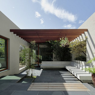 東京23区のインダストリアルスタイルのおしゃれな中庭のテラス (パーゴラ) の写真