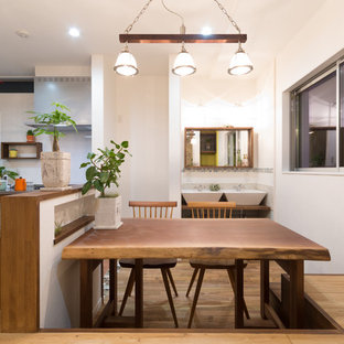 京都のコンテンポラリースタイルのLDKの画像 (白い壁、無垢フローリング、茶色い床)