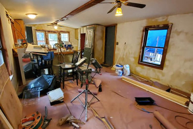 Example of a cottage chic living room design in New York