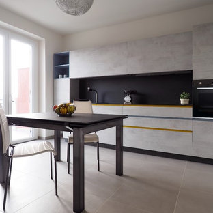 cuisine moderne avec un plan de travail en carrelage