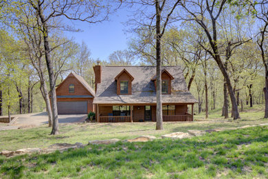 Foto de fachada de casa marrón y marrón rústica de tamaño medio de dos plantas con revestimiento de madera, tejado a dos aguas y tejado de teja de madera