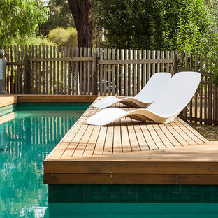 メルボルンの大きいオーダーメイドビーチスタイルのおしゃれな競泳用プール (デッキ材舗装) の写真