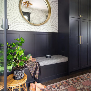 Inspiration för ett eklektiskt kapprum, med svarta väggar och mörkt trägolv