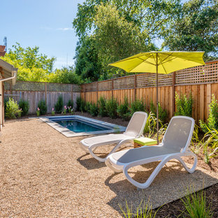 Inspiration för klassiska rektangulär pooler på baksidan av huset, med granitkomposit