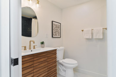 Example of a mid-century modern home design design in Boston
