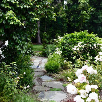 Curb Appeal With An Entertainer’s Yard