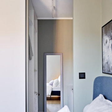 Blick in den begehbaren Schrank