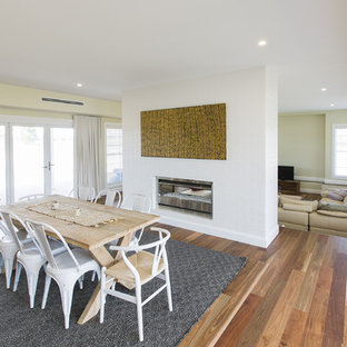 ウロンゴンの広いカントリー風 LDKの画像 (無垢フローリング、両方向型暖炉、レンガの暖炉まわり)