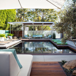 Großer Moderner Whirlpool hinter dem Haus in rechteckiger Form mit Betonplatten in San Diego