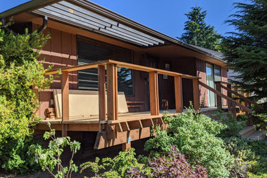 Example of a mountain style deck design in Seattle