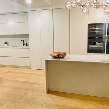 Cucina con isola e porta nascosta