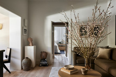 Foto di un piccolo soggiorno classico con pareti bianche, parquet chiaro e pavimento beige