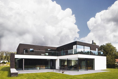 This is an example of a contemporary exterior in Lille.