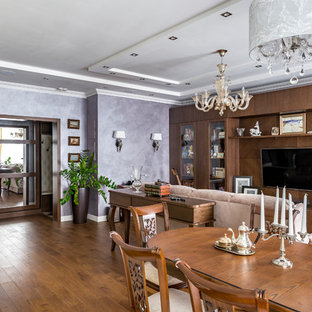 Cette image montre une salle à manger ouverte sur le salon traditionnelle avec un mur violet, un sol en bois brun et un sol marron.