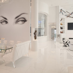 Idéer för funkis vardagsrum, med vita väggar, en väggmonterad TV och vitt golv