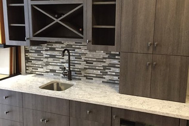 Home bar - contemporary home bar idea in New York