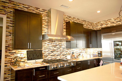 Example of a minimalist kitchen design in Los Angeles