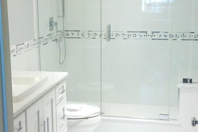 Example of a minimalist bathroom design in Boston