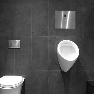Foto di una stanza da bagno minimalista di medie dimensioni con orinatoio e pareti grigie