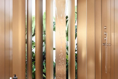 Modernes Badezimmer mit bodengleicher Dusche und offener Dusche in Dortmund