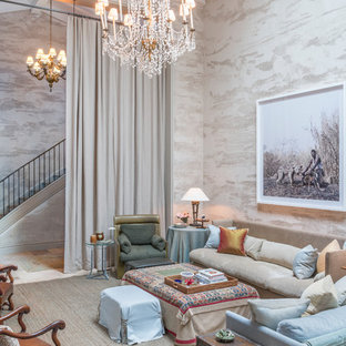 Mediterranes Wohnzimmer mit beiger Wandfarbe, Teppichboden und beigem Boden in New York