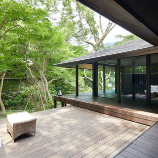 横浜の和風のおしゃれな裏庭のテラス (デッキ材舗装、張り出し屋根) の写真